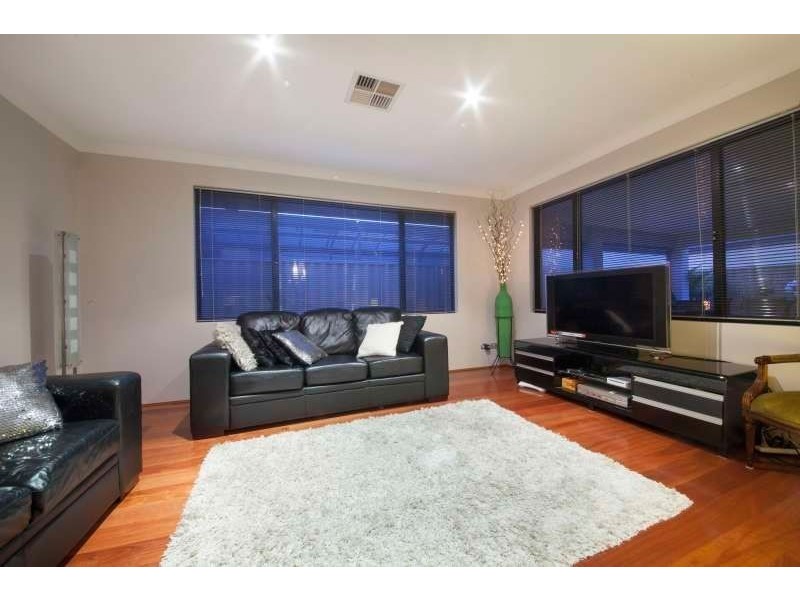 4 Hygeia Bend, Atwell WA 6164