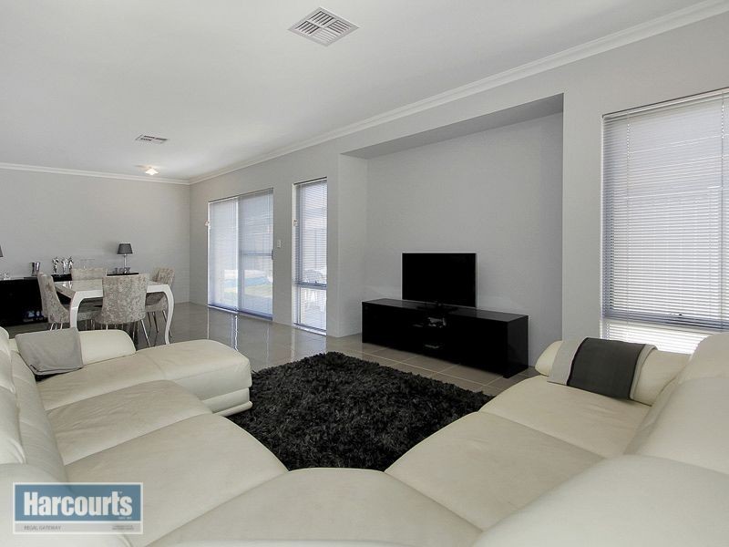 81 honeywood avenue, Wandi WA 6167