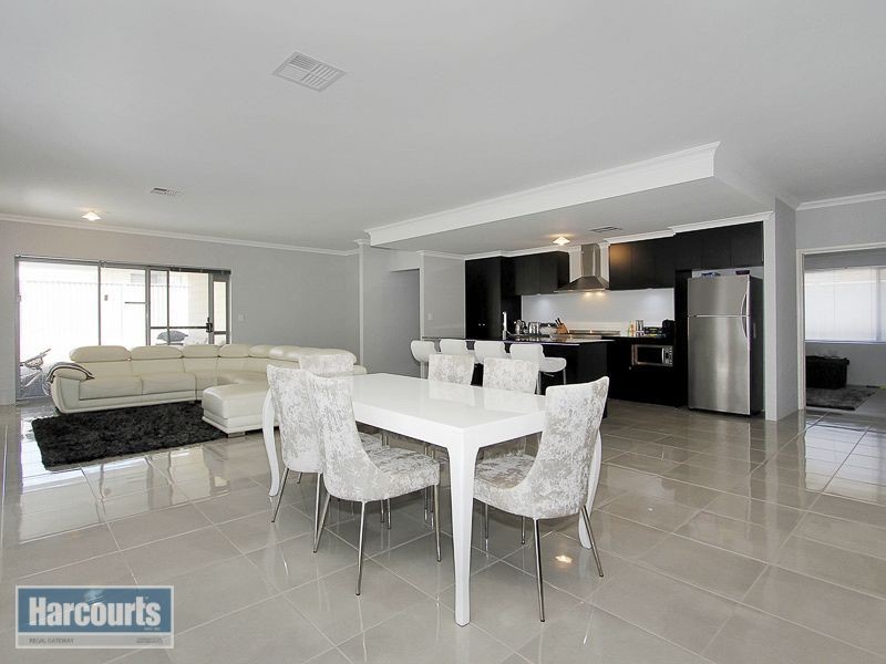81 honeywood avenue, Wandi WA 6167