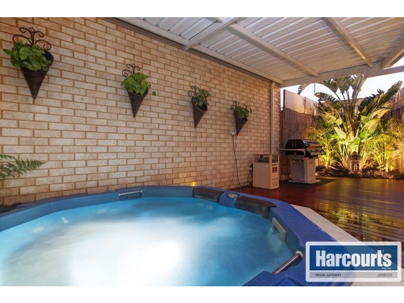 6 Elemi Bend, Atwell WA 6164