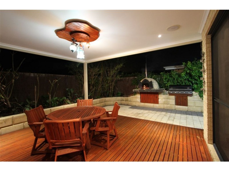 8 Nesbit Place, Success WA 6164