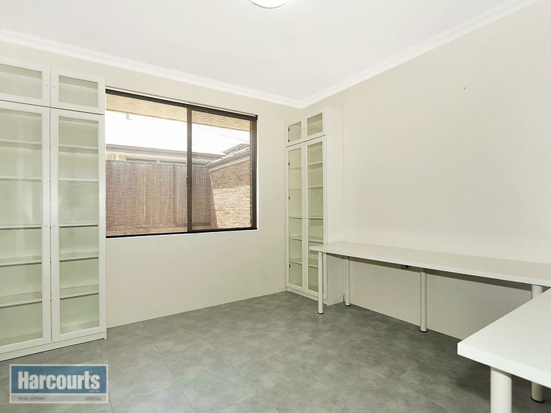 33 Flametree Bend, Hammond Park WA 6164