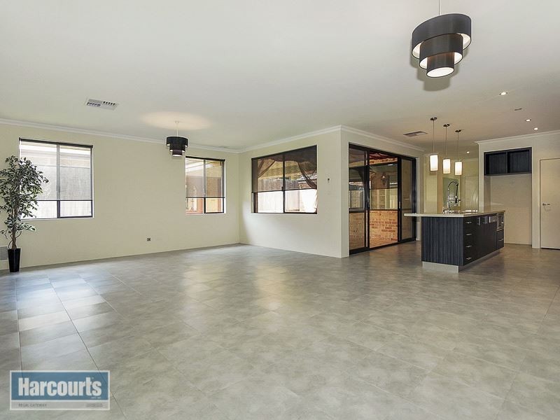 33 Flametree Bend, Hammond Park WA 6164