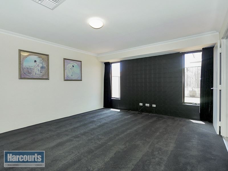 33 Flametree Bend, Hammond Park WA 6164