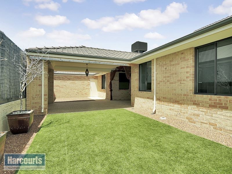 33 Flametree Bend, Hammond Park WA 6164