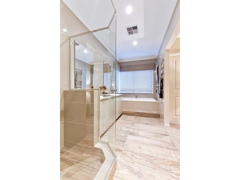 12 Bruny Meander, Wandi WA 6167