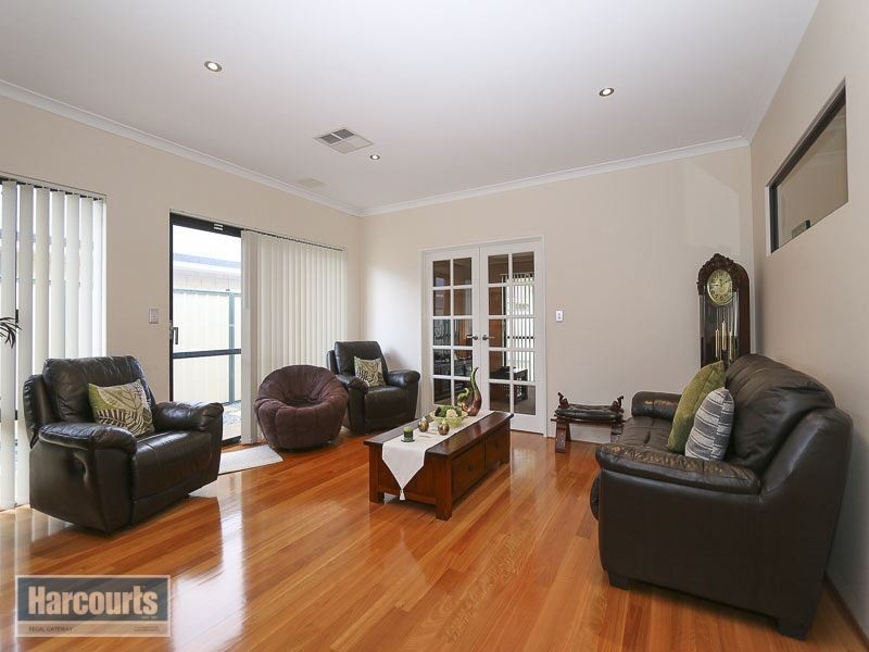 73 Johnsonia Bend, Hammond Park WA 6164