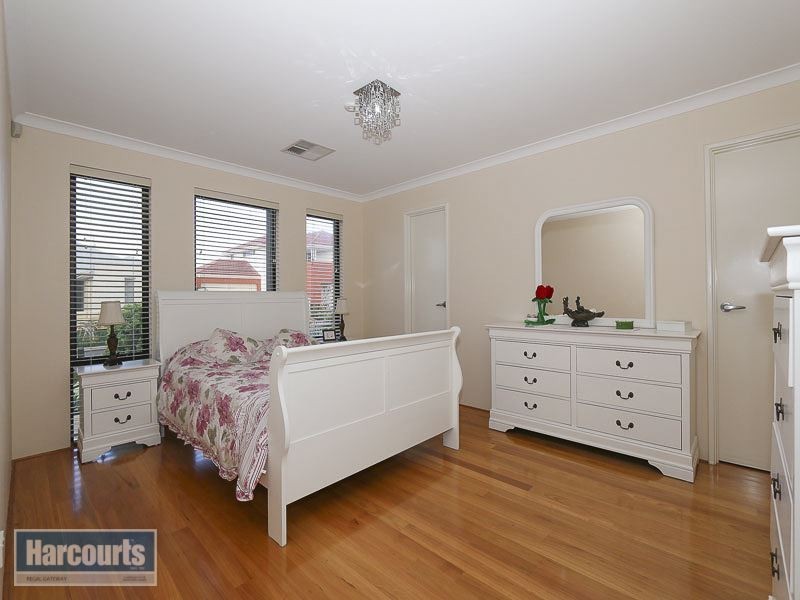 73 Johnsonia Bend, Hammond Park WA 6164