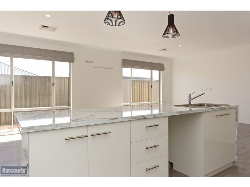 16 Yewers Drive, Champion Lakes WA 6111