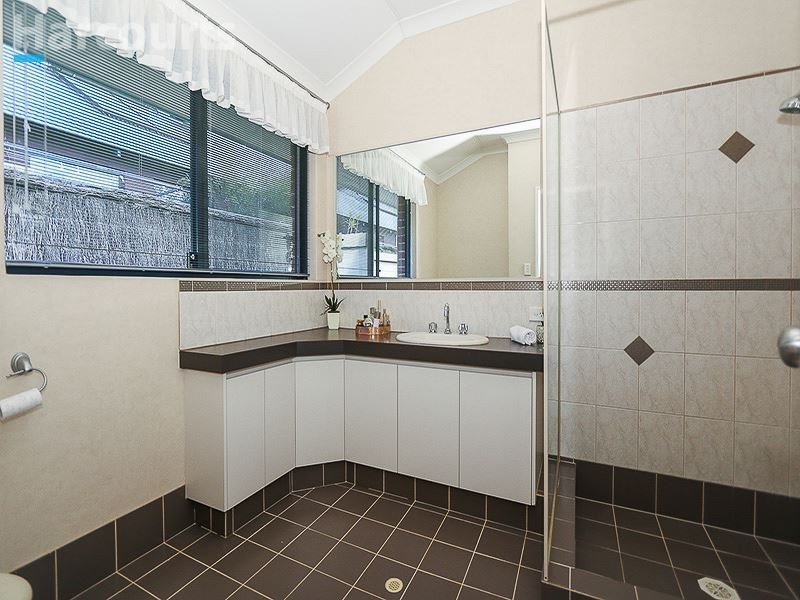 10 Harvest Lakes Boulevard, Atwell WA 6164