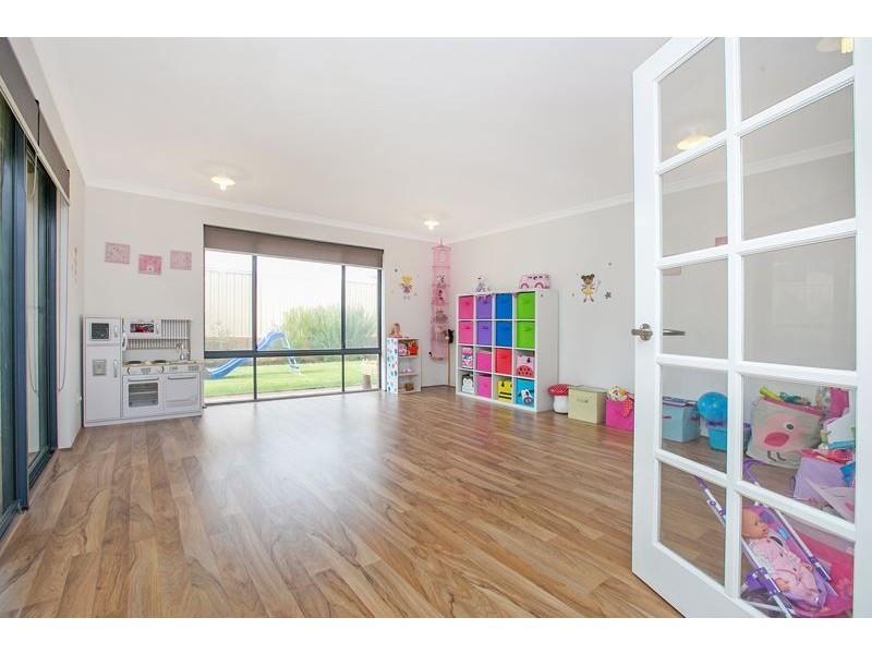 7 Inverson Boulevard, Hammond Park WA 6164