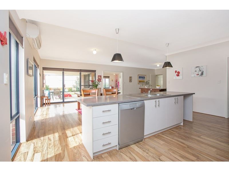 7 Inverson Boulevard, Hammond Park WA 6164