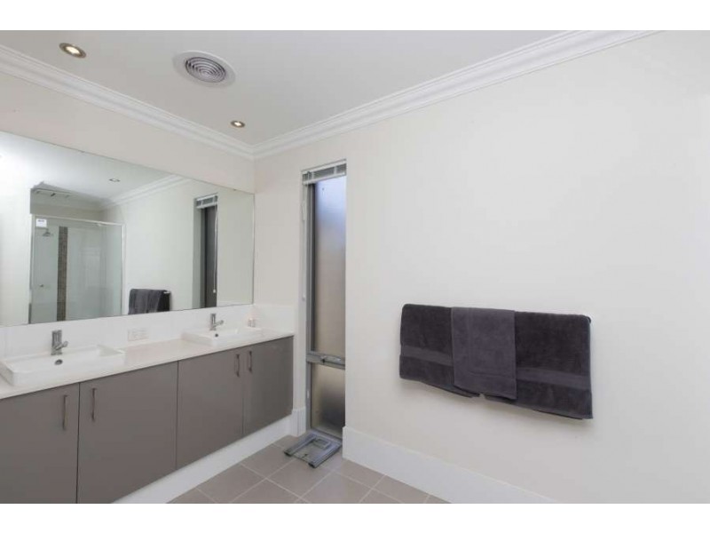 11 Bindarri Grove, Wandi WA 6167