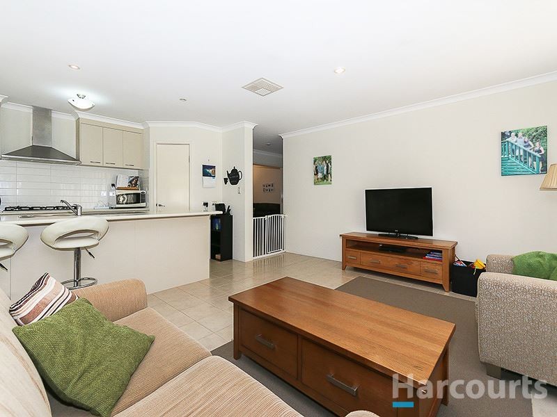 16 Johnsonia Bend, Hammond Park WA 6164