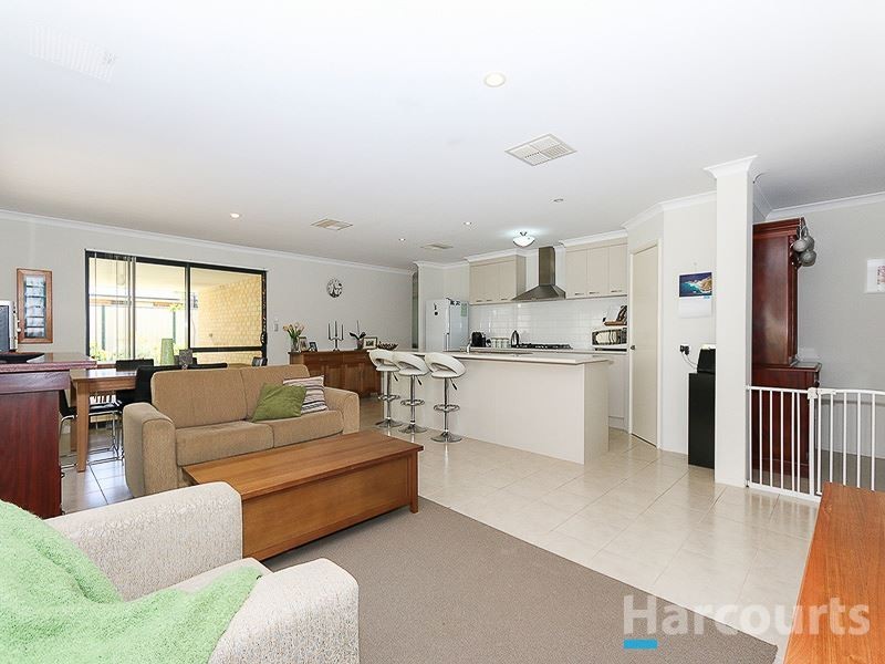 16 Johnsonia Bend, Hammond Park WA 6164