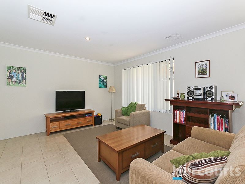 16 Johnsonia Bend, Hammond Park WA 6164