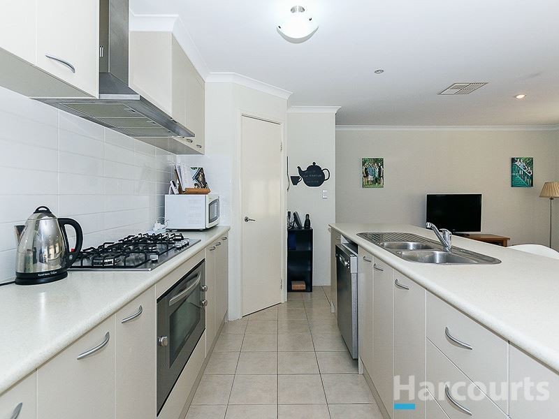 16 Johnsonia Bend, Hammond Park WA 6164