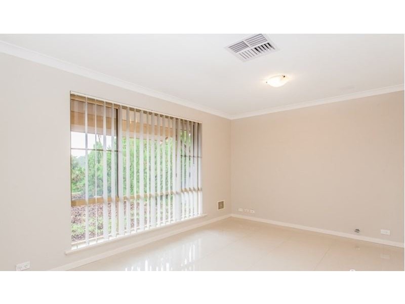 11 Simmons Loop, Parmelia WA 6167