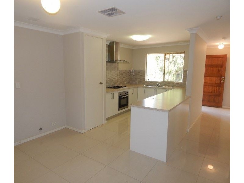 11 Simmons Loop, Parmelia WA 6167