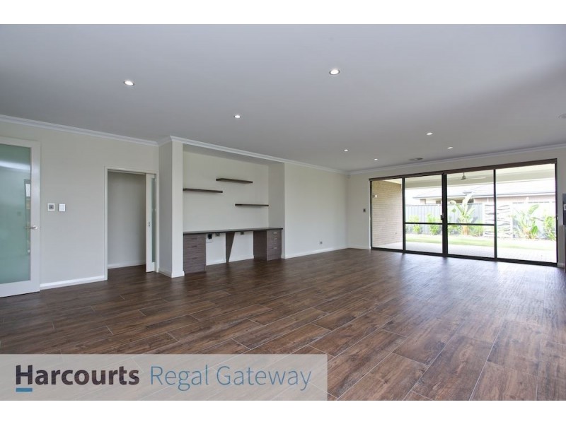 7 Menner Way, Piara Waters WA 6112