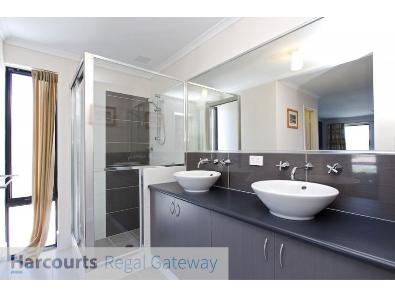 31 Moonah Way, Hammond Park WA 6164