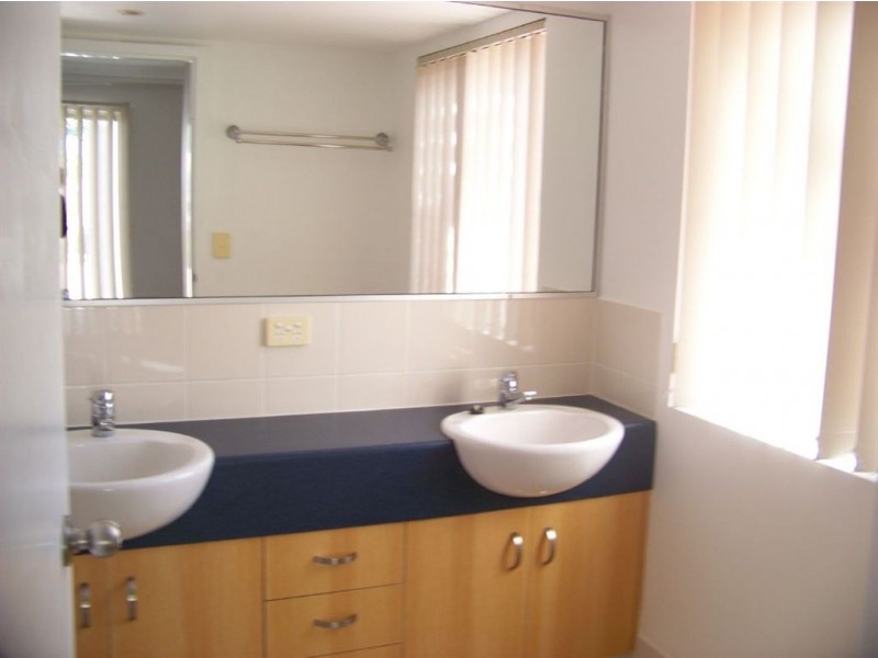 2/18 Parker St, Labrador QLD 4215