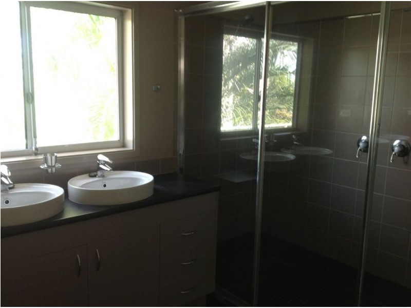 4 Hilltop Street, Labrador QLD 4215