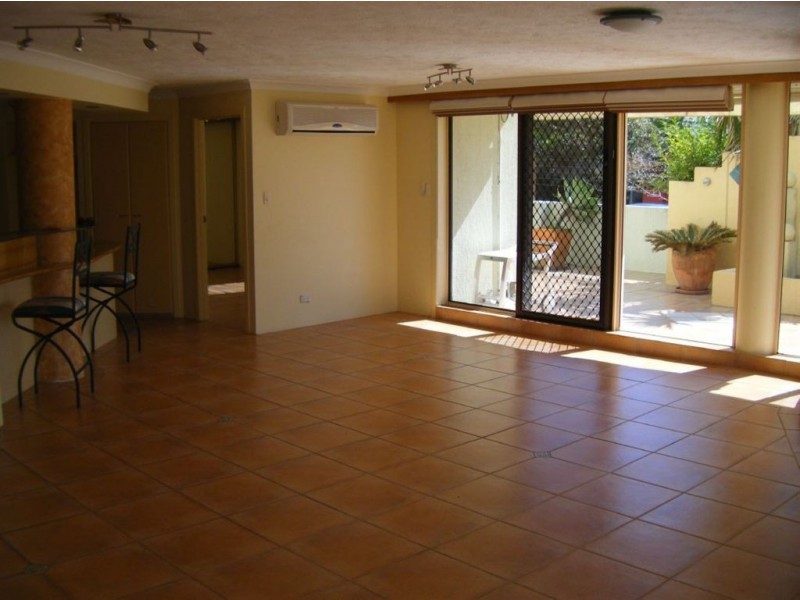 1/240 Marine Parade, Labrador QLD 4215