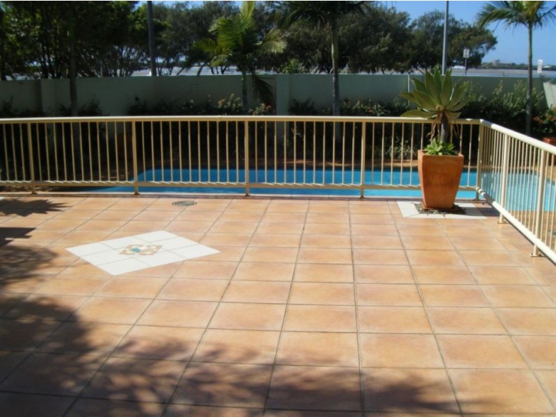 1/240 Marine Parade, Labrador QLD 4215