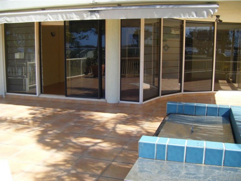 1/240 Marine Parade, Labrador QLD 4215