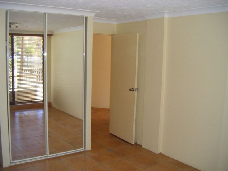 1/240 Marine Parade, Labrador QLD 4215