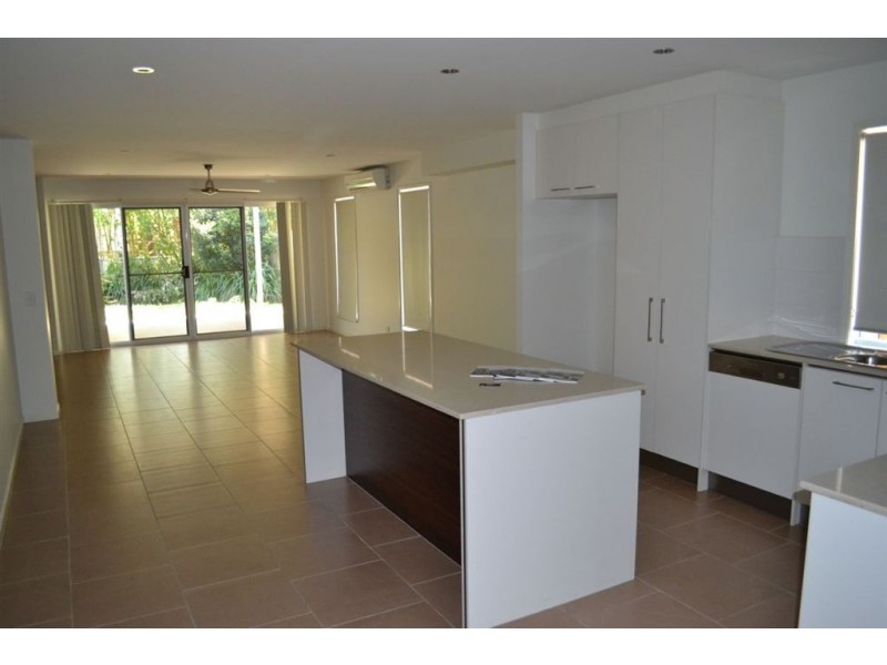 2/5 Ashton Street, Labrador QLD 4215