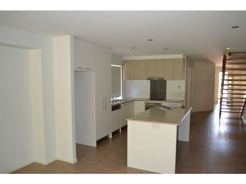 2/5 Ashton Street, Labrador QLD 4215