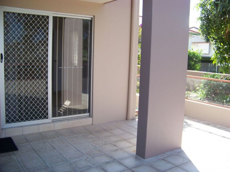 2/18 Parker Street, Labrador QLD 4215