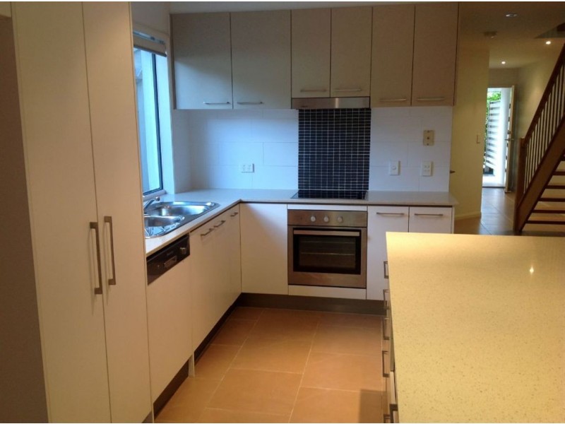 2/5 Ashton Street, Labrador QLD 4215