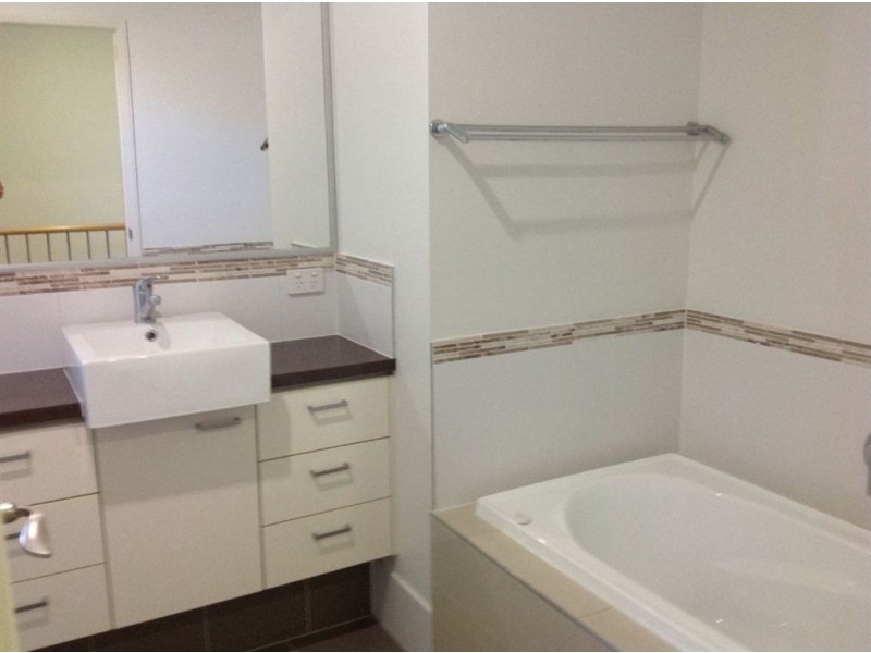 2/5 Ashton Street, Labrador QLD 4215