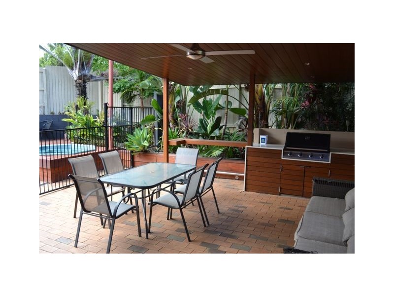 2/198 Whiting St, Labrador QLD 4215