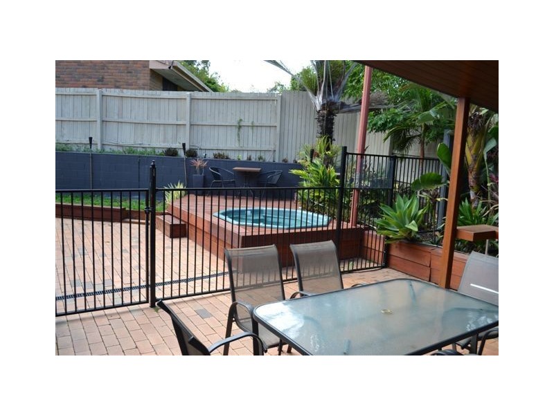 2/198 Whiting St, Labrador QLD 4215