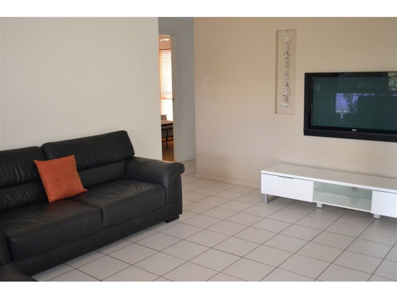 2/198 Whiting St, Labrador QLD 4215