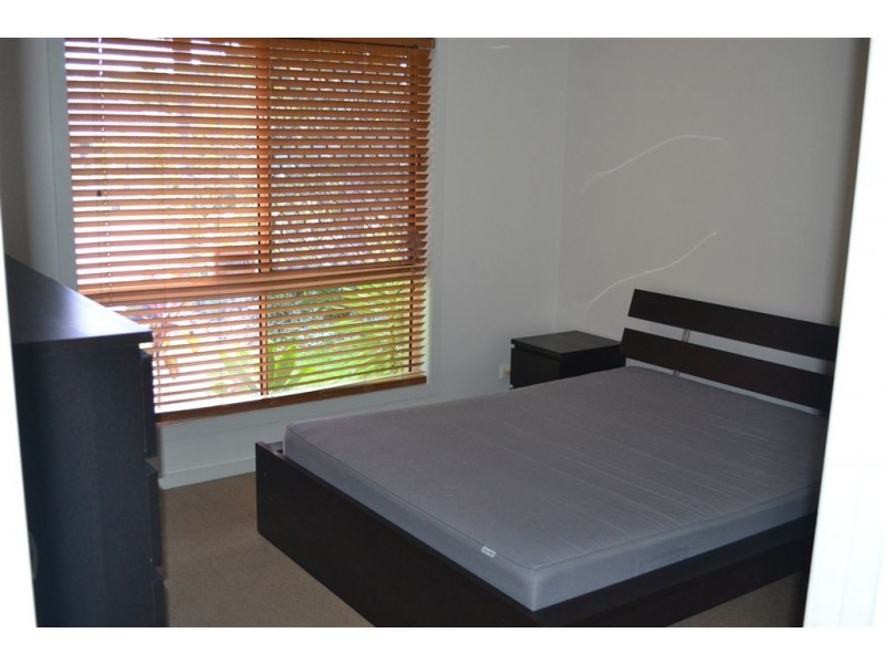 2/198 Whiting St, Labrador QLD 4215