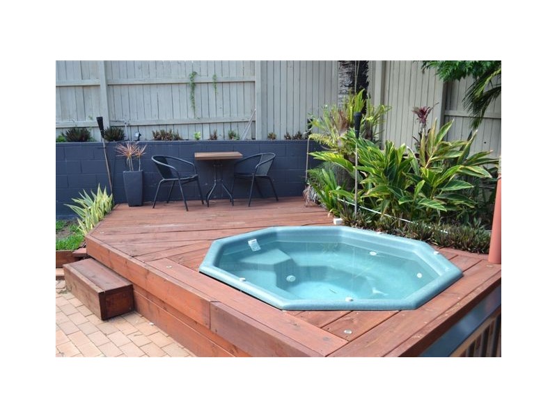 2/198 Whiting St, Labrador QLD 4215