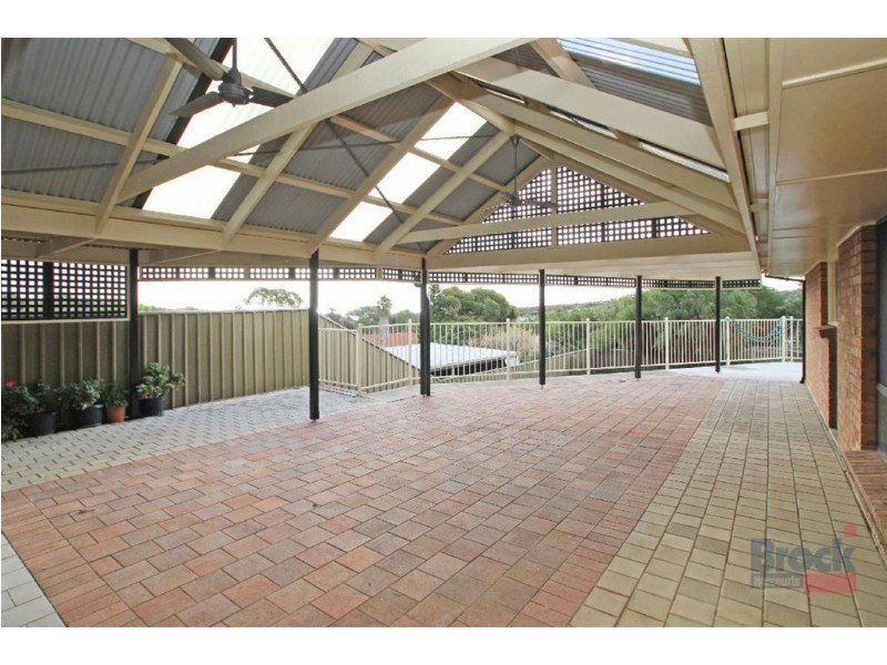 1 Barossa Crescent, Hallett Cove SA 5158