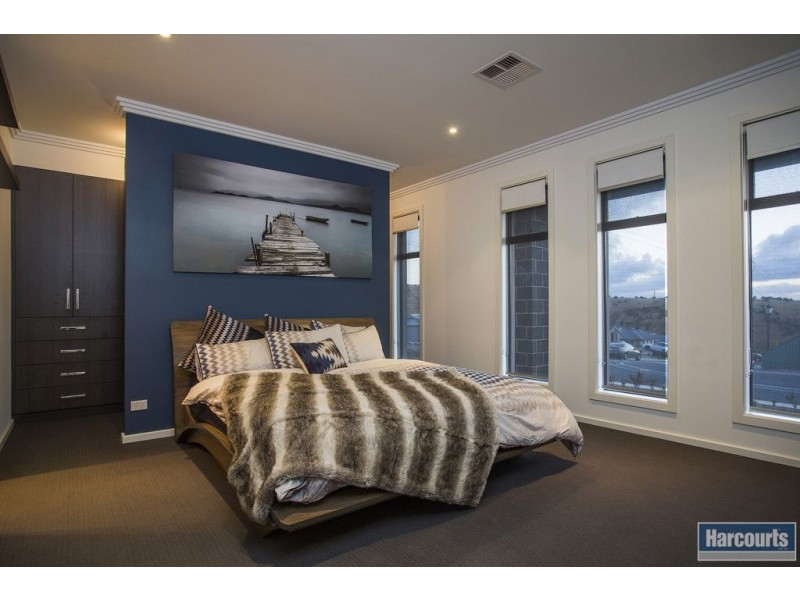 8 Thomas Way, Hallett Cove SA 5158