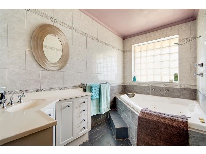 15 Murnada Street, Hallett Cove SA 5158