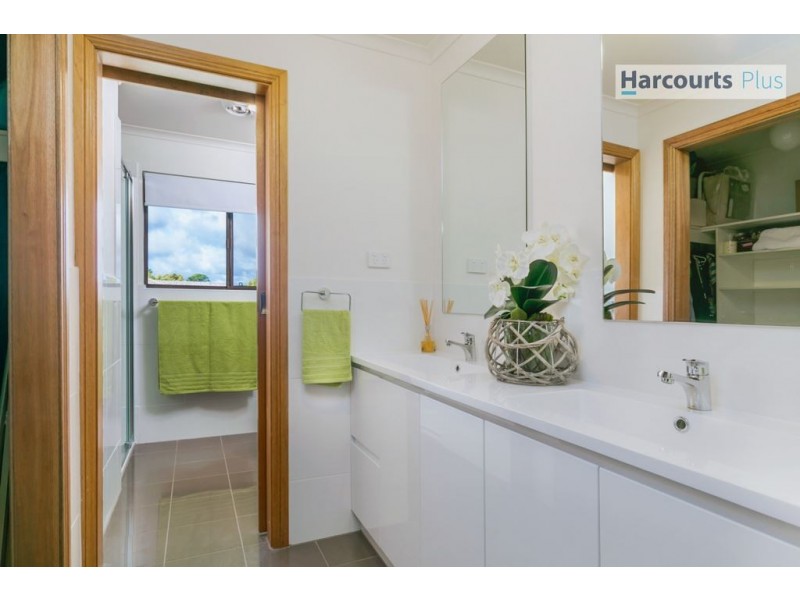 10 Vennachar Drive, Hallett Cove SA 5158