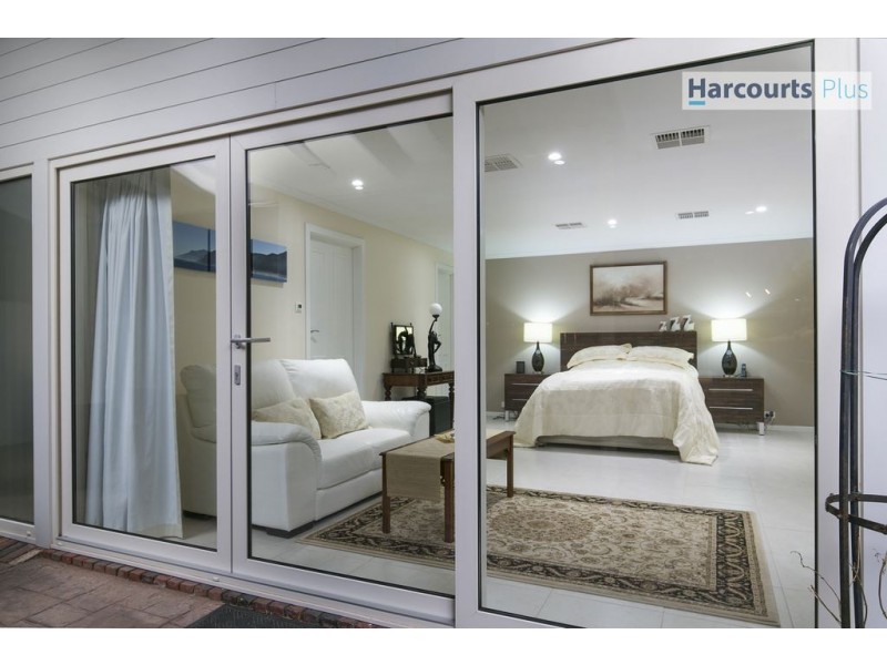 2 Arafura Court, Hallett Cove SA 5158