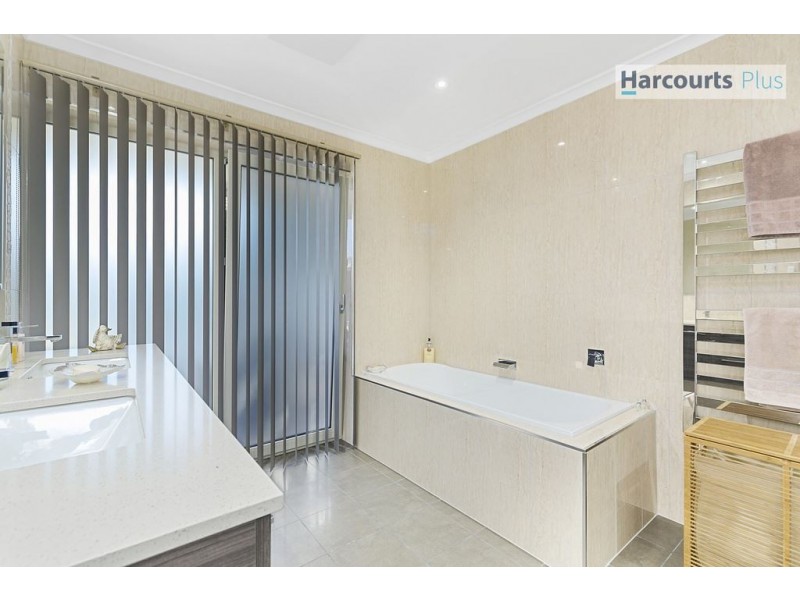 2 Arafura Court, Hallett Cove SA 5158