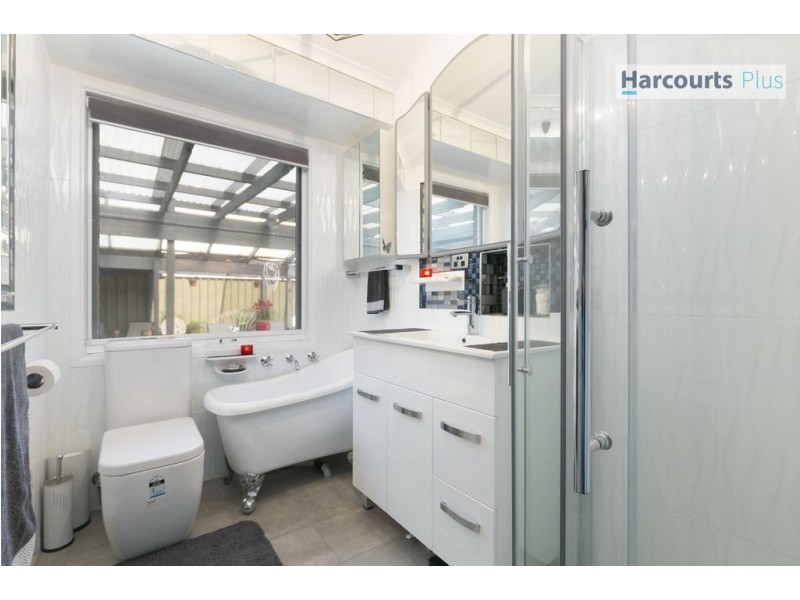 12 Neeangarra Crescent, Hallett Cove SA 5158