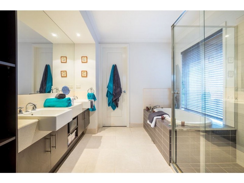 55 Vaucluse Boulevard, Sanctuary Lakes VIC 3030