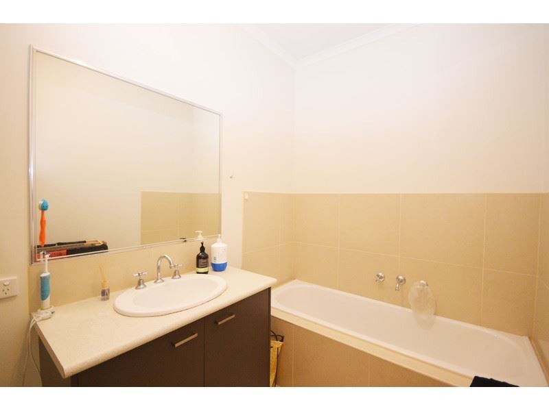 2/11 Rutman Close, Werribee VIC 3030